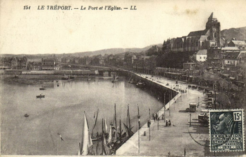 Carte postale ancienne Le Treport - Le Port et l'Eglise au Tréport
