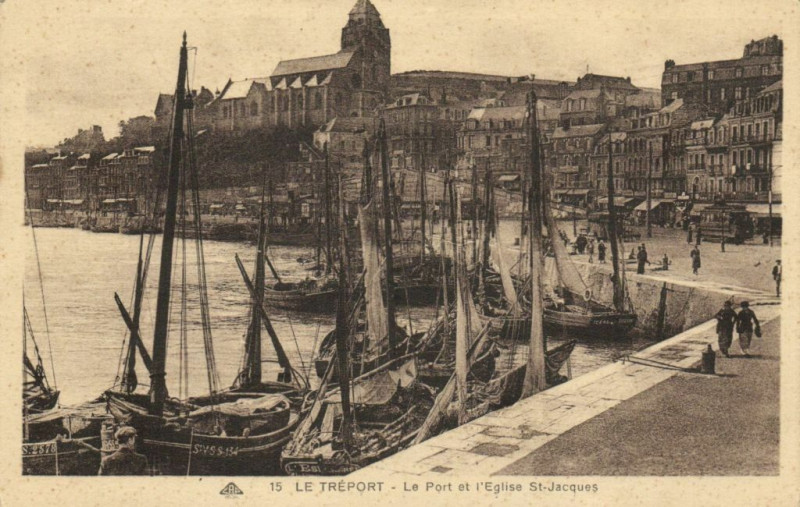 Carte postale ancienne Le Treport - Le Port et l'Eglise Saint-Jacques au Tréport