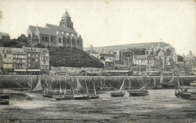 Carte postale ancienne Le Treport - Le port a marée basse au Tréport
