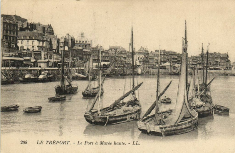 Carte postale ancienne Le Treport - Le Port a Marée haute au Tréport