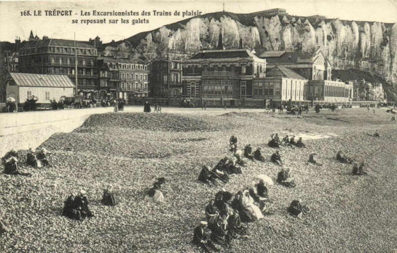 Carte postale ancienne Le Treport - Les Excursionnistes des Trains de Plaisir se reposant au Tréport