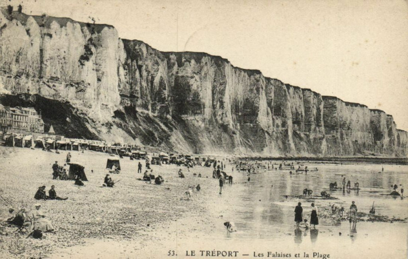 Carte postale ancienne Le Treport - Les Falaises et la Plage au Tréport