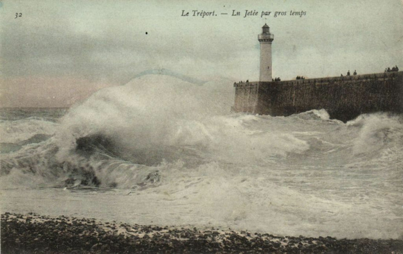 Carte postale ancienne Le Treport - Ln Jetée par gros temps au Tréport