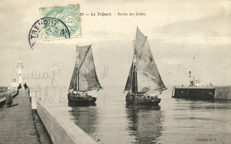 Carte postale ancienne Le Treport - Sortis des Jetées au Tréport