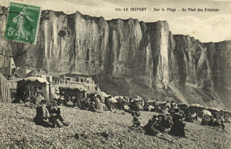 Carte postale ancienne Le Treport - Sur la Plage - Au Pied des Falaises au Tréport