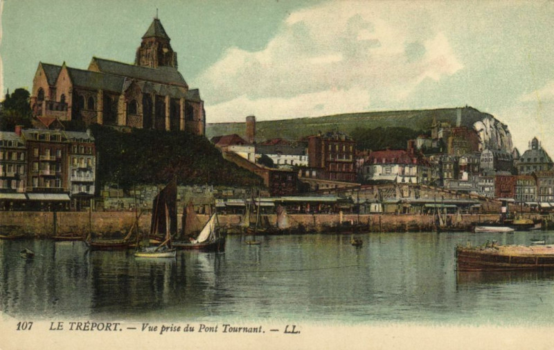 Carte postale ancienne Le Treport - Vue prise du Pont Tournant au Tréport