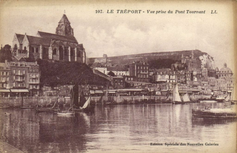 Carte postale ancienne Le Treport - Vue prise du Pont Tournant au Tréport