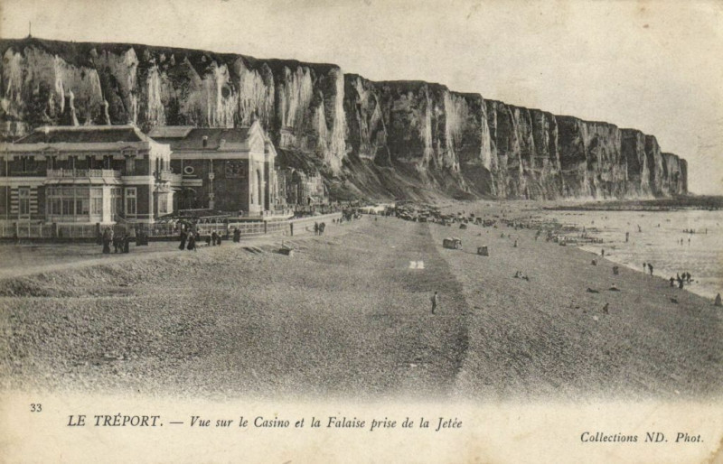 Carte postale ancienne Le Treport - Vue sur le Casino et la Falaise prise de la Jetée au Tréport