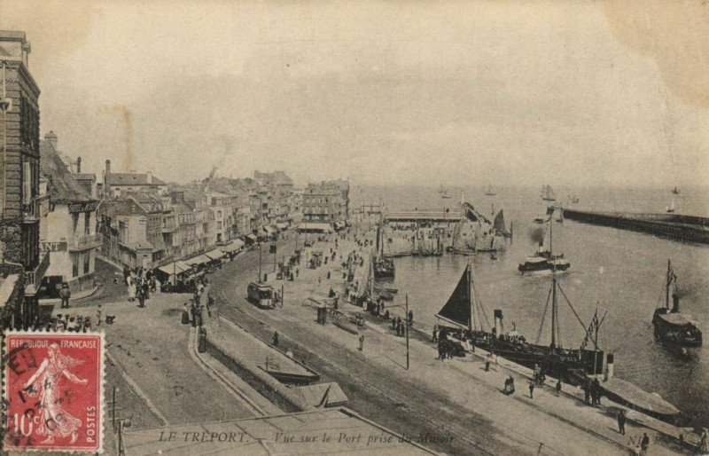 Carte postale ancienne Le Treport - Vue sur le Port prise du Mineur au Tréport