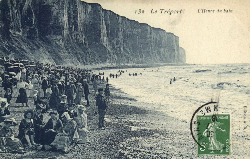 Carte postale ancienne Le Treport - L'Heure du bain au Tréport