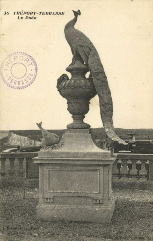 Carte postale ancienne Treport-Terrasse - Le Paon