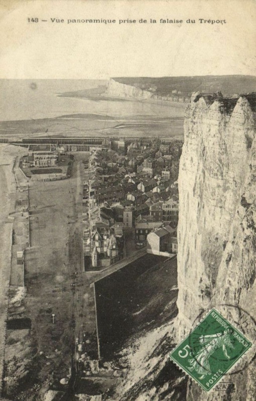 Carte postale ancienne Vue panoramique prise de la falaise du Treport