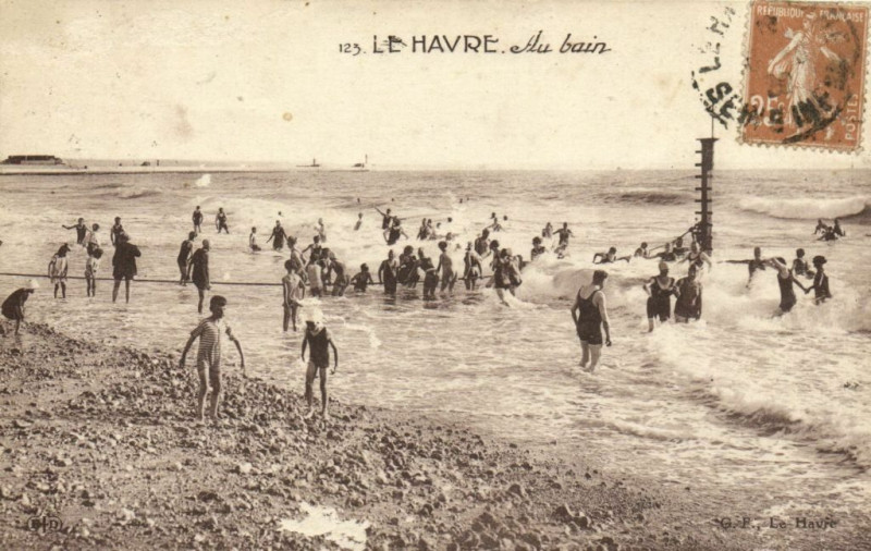 Carte postale ancienne Le Havre - Au bain au Havre