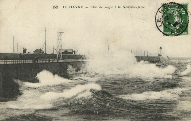 Carte postale ancienne Le Havre - Effet de vague a la Nouvelle-Jetée au Havre