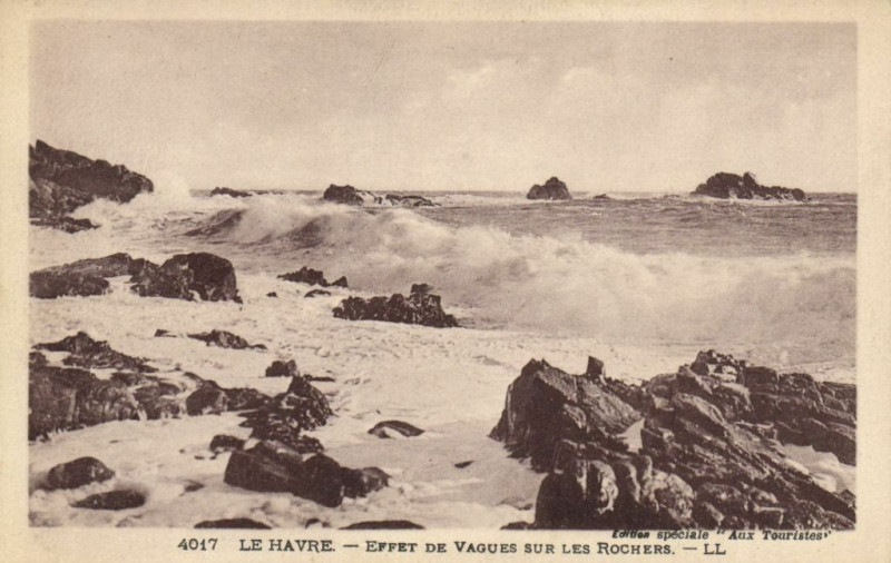 Carte postale ancienne Le Havre - Effet de Vagues sur les Rochers au Havre