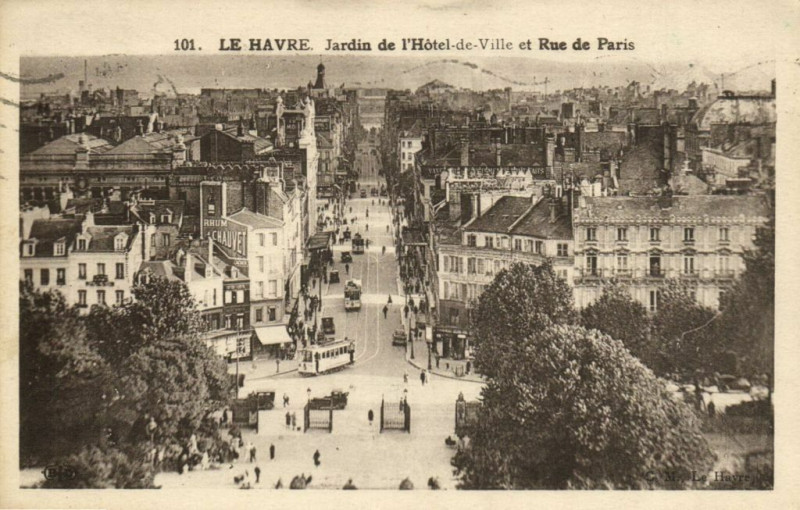 Carte postale ancienne Le Havre - Jardin de l'Hotel-de-Ville et Rue de Paris au Havre
