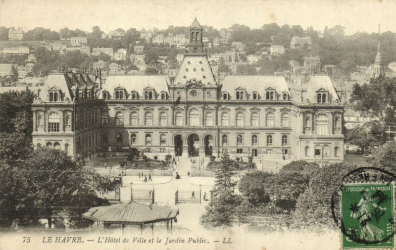 Carte postale ancienne Le Havre - L'Hotel de Ville et le Jardin Public au Havre