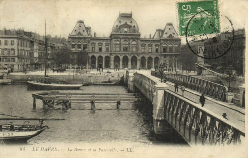 Carte postale ancienne Le Havre - La Bourse et la Passerelle au Havre