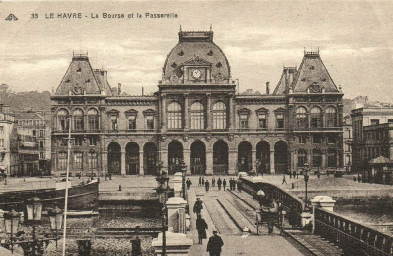 Carte postale ancienne Le Havre - La Bourse et la Passerelle au Havre