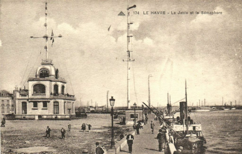 Carte postale ancienne Le Havre - La Jetée et le Semaphore au Havre