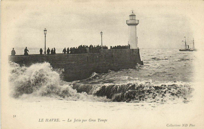 Carte postale ancienne Le Havre - La Jetée par Gros Temps au Havre