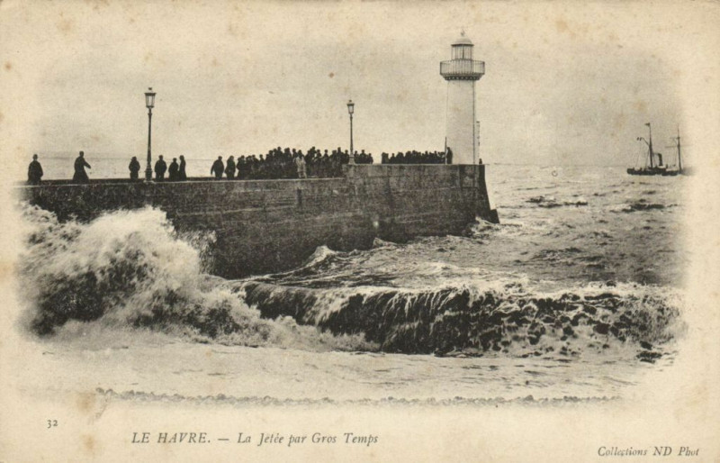 Carte postale ancienne Le Havre - La Jetée par Gros Temps au Havre