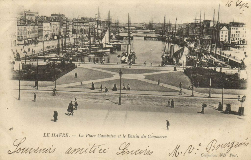 Carte postale ancienne Le Havre - La Place Gambetta et le Bassin du Commerce au Havre
