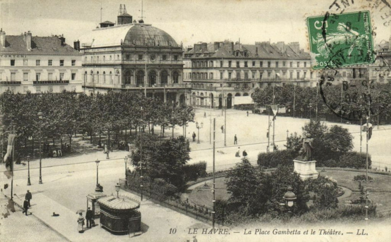 Carte postale ancienne Le Havre - La Place Gambetta et le Theatre au Havre
