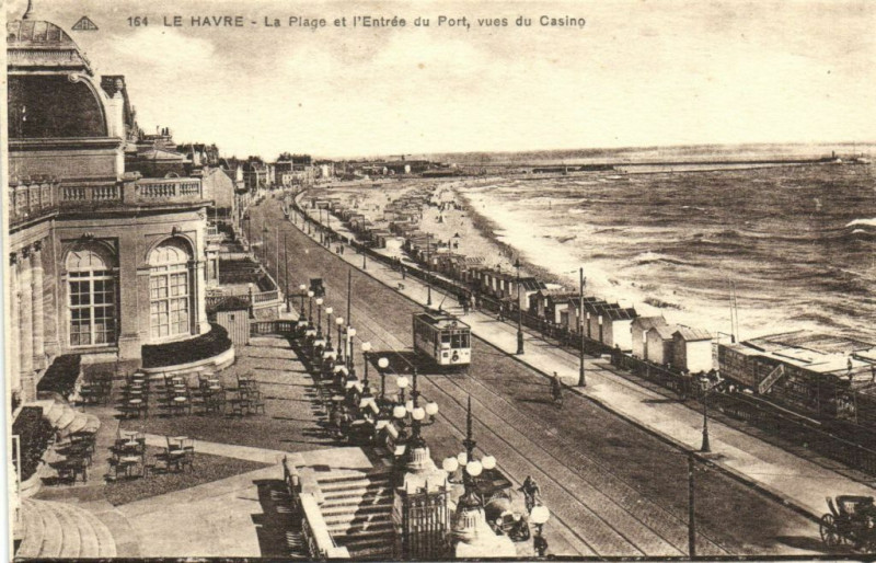 Carte postale ancienne Le Havre - La Plage et l'Entrée du Port vues du Casino au Havre