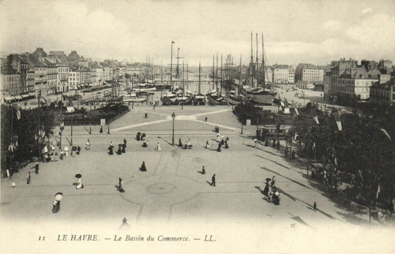 Carte postale ancienne Le Havre - Le Bassin du Commerce au Havre