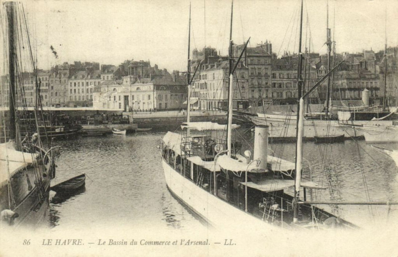 Carte postale ancienne Le Havre - Le Bassin du Commerce et l'Arsenal au Havre