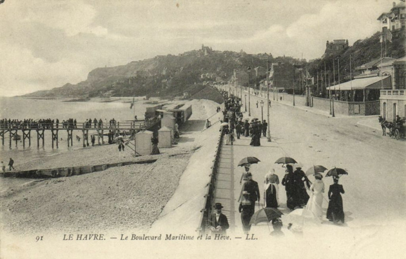 Carte postale ancienne Le Havre - Le Boulevard Maritime et la Heve au Havre