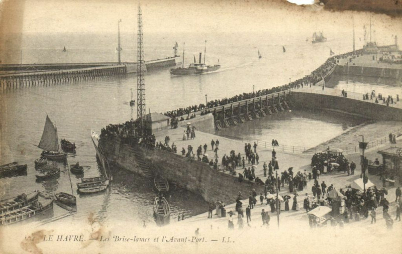 Carte postale ancienne Le Havre - Les Brise-lames et l'Avant-Port au Havre