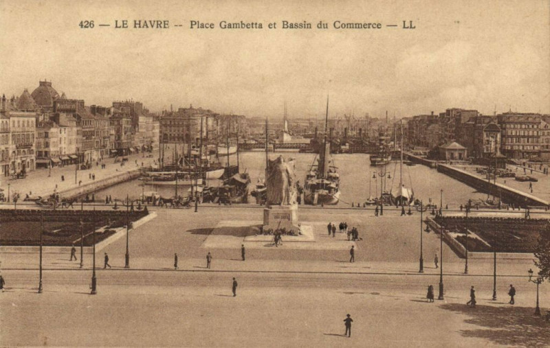 Carte postale ancienne Le Havre - Place Gambetta et Bassin de Commerce au Havre