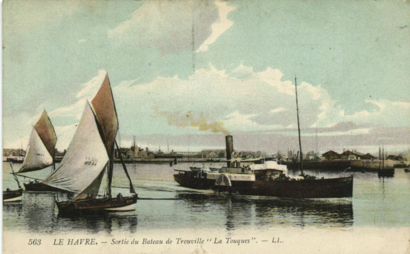Carte postale ancienne Le Havre - Sortie du Bateau de Trouville La Touques au Havre