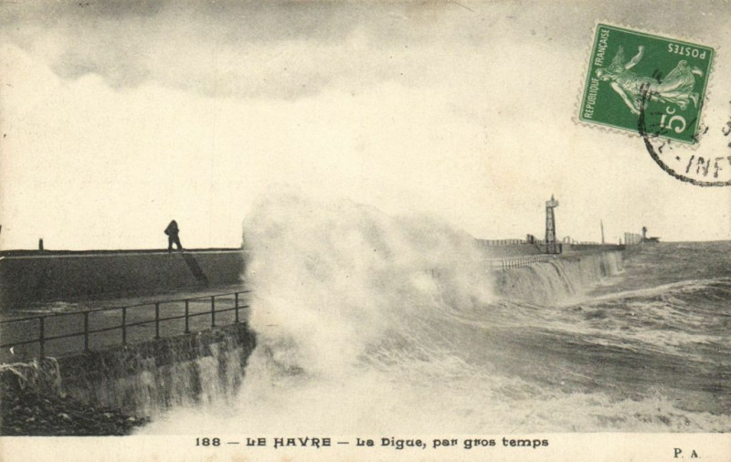 Carte postale ancienne Le Havre - Le Digue par gros temps au Havre