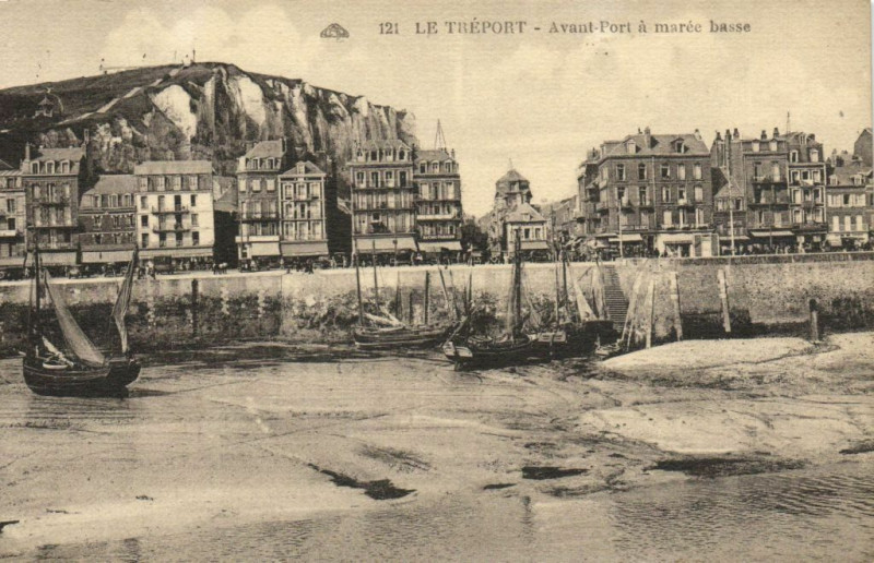 Carte postale ancienne Le Treport - Avant-Port a marée basses au Tréport