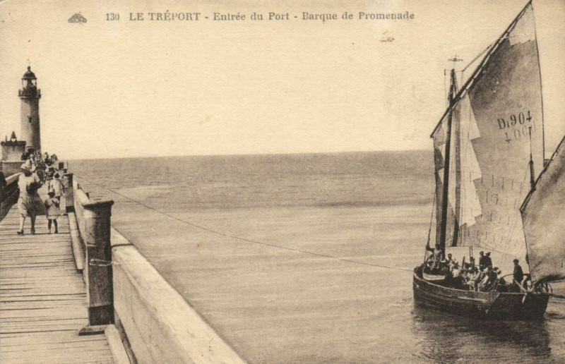 Carte postale ancienne Le Treport - Entrée du Port - Barque de Promenade au Tréport
