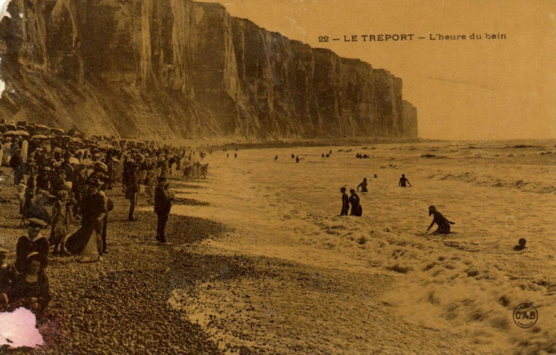 Carte postale ancienne Le Treport - L'heure du bain au Tréport