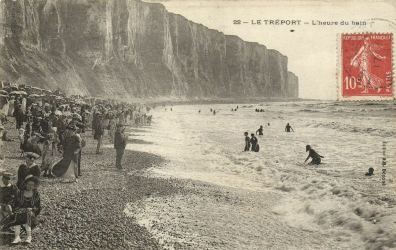 Carte postale ancienne Le Treport - L'heure du bain au Tréport