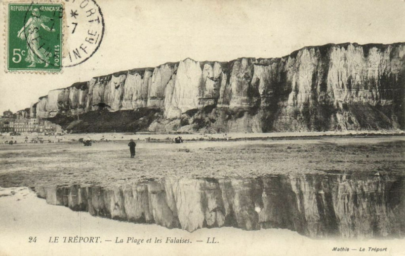 Carte postale ancienne Le Treport - La Plage et les Falaises au Tréport