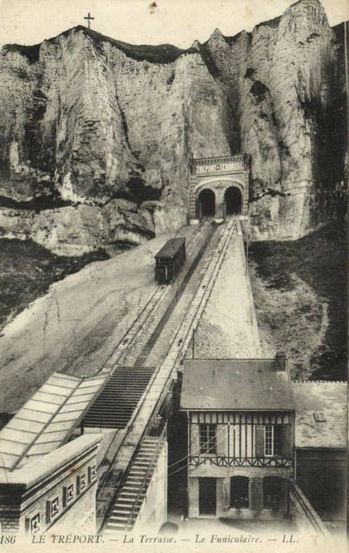 Carte postale ancienne Le Treport - La Terrasse - Le Funiculaire au Tréport