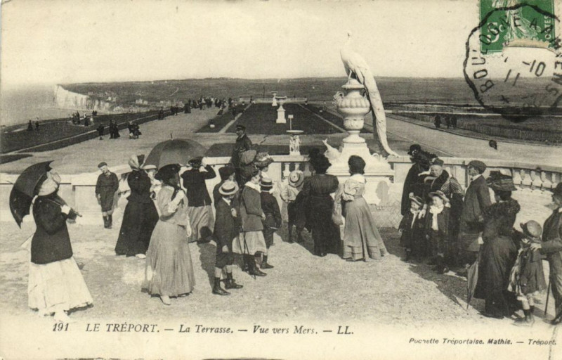 Carte postale ancienne Le Treport - La Terrasse - Vue vers Mers au Tréport
