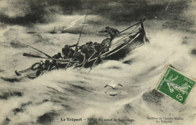 Carte postale ancienne Le Treport - Sortin du canot de Sauveiage au Tréport