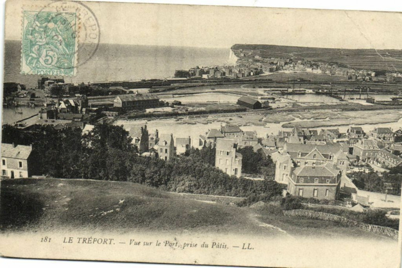 Carte postale ancienne Le Treport - Vue sur le Port prise du Patis au Tréport