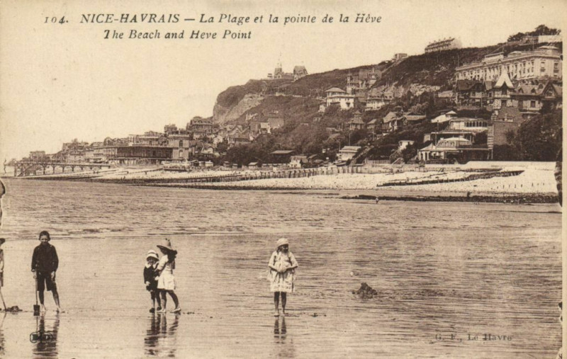 Carte postale ancienne Nice-Havrais - La Plage et la pointe de la Heve The Beach and