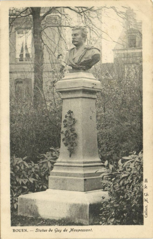 Carte postale ancienne Rouen - Status de Guy de Moupassant à Rouen