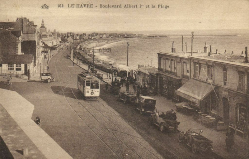 Carte postale ancienne Le Havre - Boulevard Albert I er et la Plage au Havre