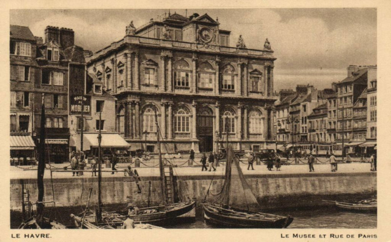 Carte postale ancienne Le Havre - Le Musée et Rue de Paris au Havre