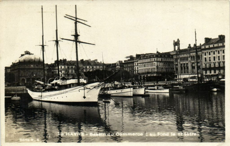 Carte postale ancienne Le Havre - Bassin du Commerce - au fond le Theatre au Havre
